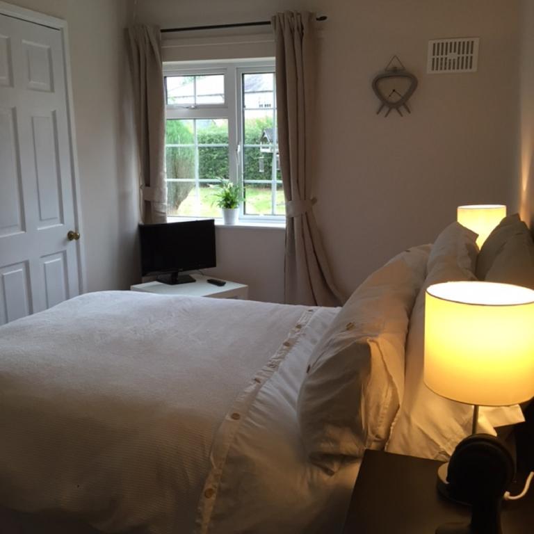 Illshaw Heath Farm Guest Lodge Хокли-Хит Номер фото